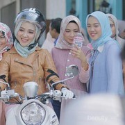 Bagaimana caranya agar enggak belang naik motor?
