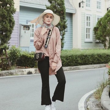 img-title Belum Ketinggalan, Saatnya Ganti Jeans Kamu dengan Flare Pants Hijab yang Ngehits di 2017 Ini!