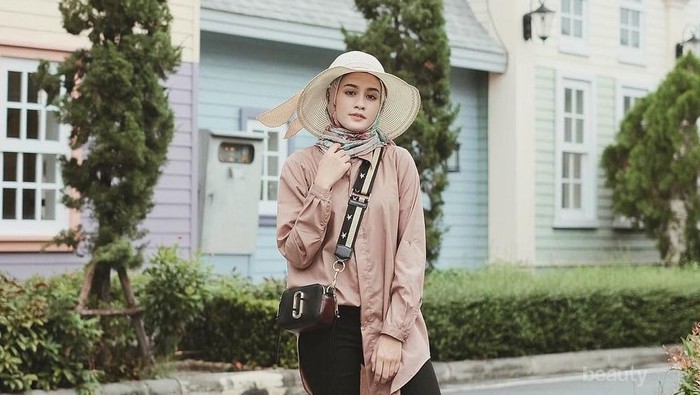 Belum Ketinggalan, Saatnya Ganti Jeans Kamu dengan Flare Pants Hijab yang Ngehits di 2017 Ini!