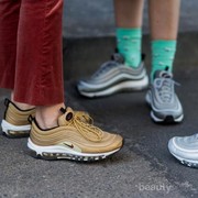 [FORUM] Lebih suka pakai sneakers atau flatshoes ke kampus?