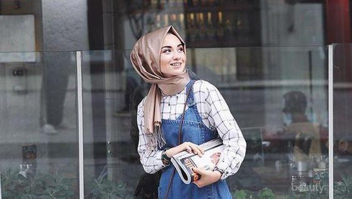 Hijabers, Ini Dia Beberapa Style Hijab + Overall Dress yang Stylish