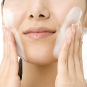 [FORUM] Sebelum pakai masker, harus cuci wajah pakai sabun?
