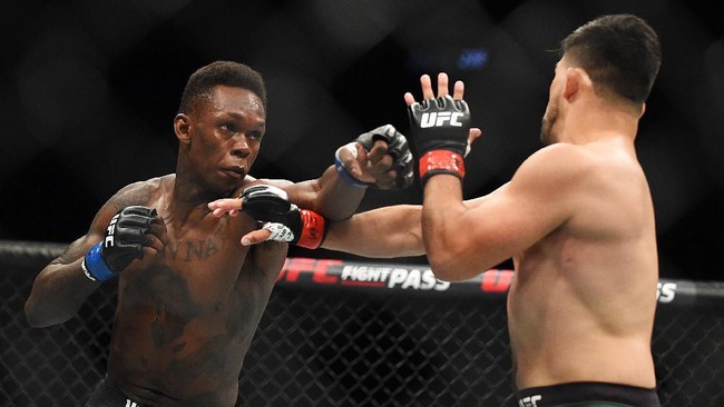 Israel Adesanya tidak peduli dengan status 'petarung hebat' Yoel Romero saat keduanya bertemu di UFC 248.