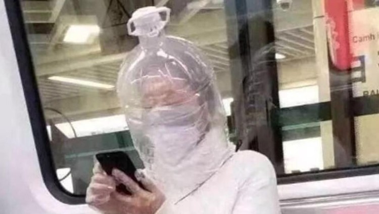 Beberapa orang di dunia melakukan cara kreatif untuk melindungi diri dari virus Corona. Masker yang digunakan pun tidak biasa dan menarik perhatian, Bun.