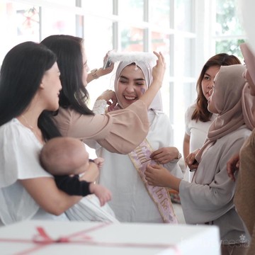 img-title Seru Banget! Intip Inspirasi Acara Bridal Shower Para Selebgram Hijabers yang Bisa Kamu Contek