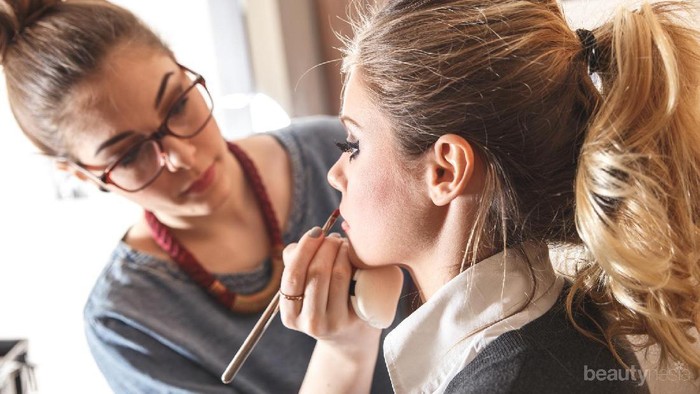 Jadi Makeup Artist Ternyata Tak Gampang, Tapi 5 Tips Ini Bisa Jadi Solusi Jitu!