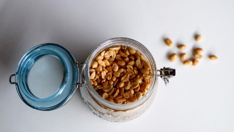 Kacang tanah bisa menjadi camilan yang enak di waktu santai. Simak tips menggoreng kacang tanah enak, gurih dan tidak terlalu berminyak di sini, Bunda.