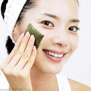 Atasi Jerawat Pakai Teh Basi, Benar Ampuh Enggak Sih?