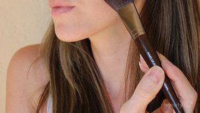Aplikasi Makeup dengan Brush, Sponge, Atau Jari? Ini Dia Jawabannya!
