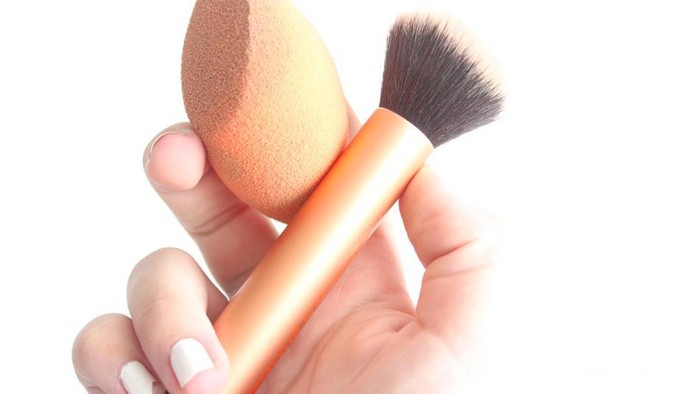 Brush Atau Sponge, Mana yang Kamu Pilih untuk Makeup Sehari-hari? Brush Atau Sponge, Mana yang Kamu Pilih untuk Makeup Sehari-hari?