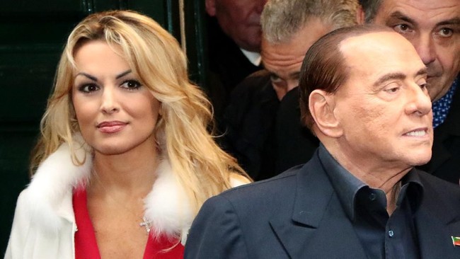 Mantan PM Italia, Silvio Berlusconi, putus dengan pacarnya, Francesca Pascale (34), dan dilaporkan punya kekasih baru.