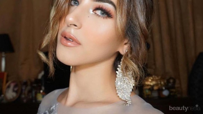 [FORUM] Cewek tuh lebih sering touch up bedak atau lipstik?