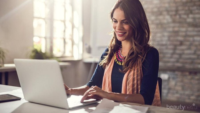 Lakukan 5 Hal Praktis Ini Biar Badan Terhindar dari Pegal-Pegal Saat Bekerja di Kantor