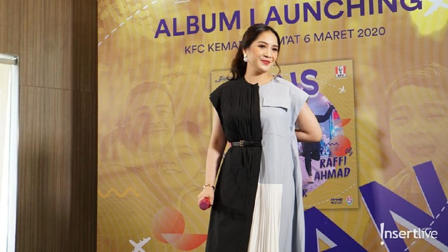 Tas murah seharga Rp1,4 juta Nagita Slavina saat makan lesehan sepiring berlima menjadi pusat perhatian netizen.
