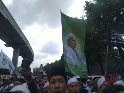 Spanduk Habib Rizieq Berkibar di Tengah Massa FPI-PA 212 Demo Kedubes India