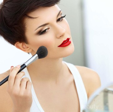 img-title Mau Kulit Kinclong Seharian? Ikuti 4 Langkah Skin Care Ini di Pagi Hari Ini!
