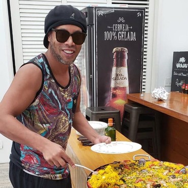 Sempat Ditahan dan Diperiksa 8 Jam karena Paspor Palsu, Ronaldinho Bebas