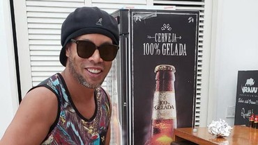 Sempat Ditahan dan Diperiksa 8 Jam karena Paspor Palsu, Ronaldinho Bebas