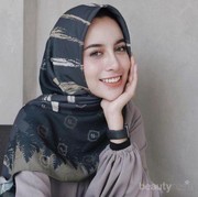 [FORUM] Kalau pakai hijab segiempat, lebih suka diikat ke belakang atau ditaro di bahu aja?