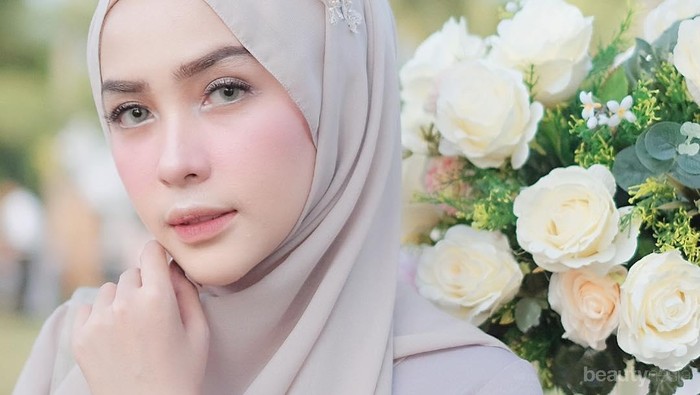 Warna lipstick ini ternyata paling cocok untuk wanita berhijab! Warna lipstick ini ternyata paling cocok untuk wanita berhijab!