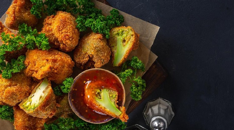 Brokoli goreng tepung bisa disajikan bersama nasi atau menjadi kudapan. Hmm.. kebayang lezatnya, untuk itu simak tips menggoreng brokoli tepung yang renyah.