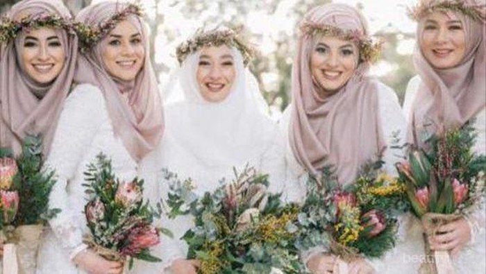 Tren Seragam Bridesmaid yang Bisa Kamu Pilih untuk Tampilan Spesial Para Hijabers di Hari Pernikahan Tren Seragam Bridesmaid yang Bisa Kamu Pilih untuk Tampilan Spesial Para Hijabers di Hari Pernikahan