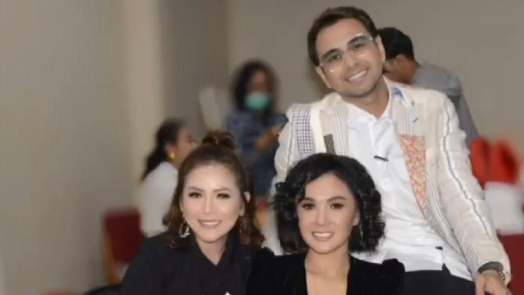 Raffi Ahmad baru saja bertemu dengan Yuni Shara. Mereka terlihat masih akrab. Berikut ini 4 mantan Raffi yang masih berhubungan baik, termasuk Yuni Shara.
