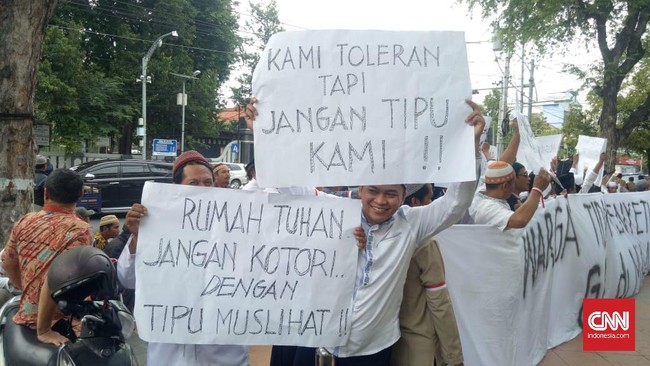 LBH Semarang menyebut warga yang memprotes IMB Gereja Tlogosari intoleran karena alasannya mengada-ada dan bangunan itu sudah disahkan pengadilan.