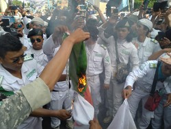 Massa FPI Bakar Bendera India Gegara Tak Ditemui Dubes