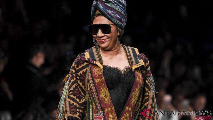 Menteri Susi Pudjiastuti Meriahkan Pagelaran Jakarta Fashion Week 2019 dengan Gaya Nyentrik! Menteri Susi Pudjiastuti Meriahkan Pagelaran Jakarta Fashion Week 2019 dengan Gaya Nyentrik!