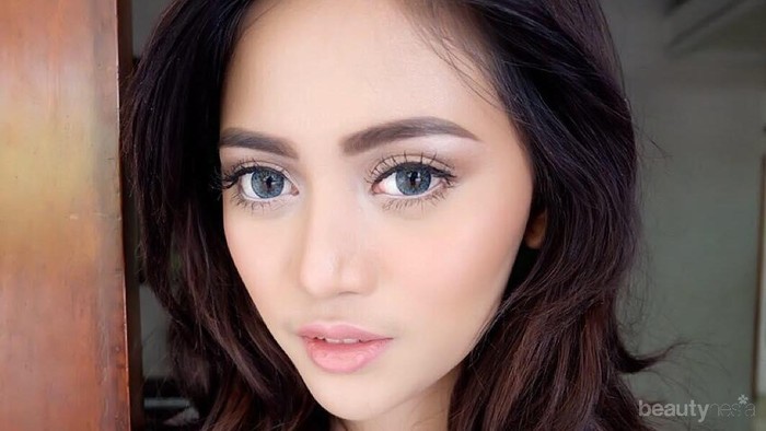 Mau Kelihatan Tirus Saat Selfie? Coba Deh Ikuti Gaya Rachel Vennya Ini!