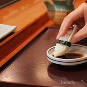 [FORUM] Makan sushi pakai enaknya menggunakan tangan atau sumpit?