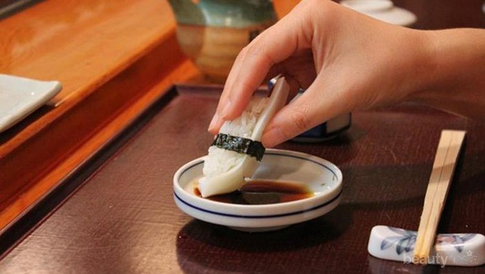 [FORUM] Makan sushi pakai enaknya menggunakan tangan atau sumpit?