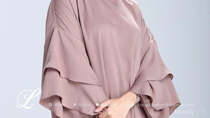 Ini Macam-macam Cara Selebriti Indonesia Memakai Hijab Voal yang Lagi Laris Banget!