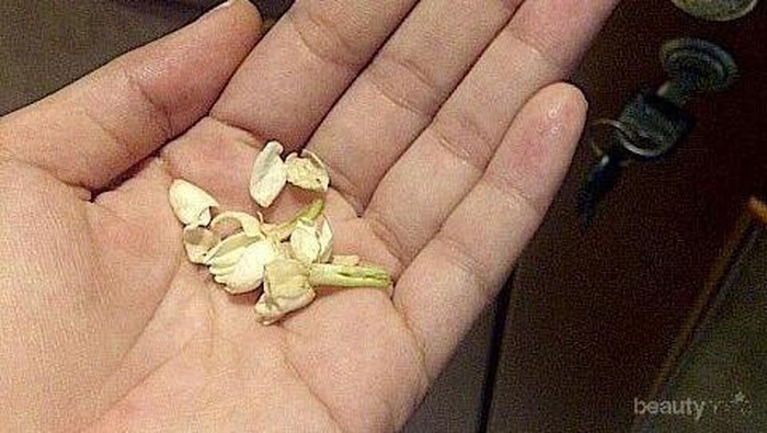 [FORUM] percaya sama mitos ambil bunga pengantin nanti ketularan nikah?