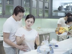 Sweet Banget! Reino Barack Bantu Syahrini Bersihkan Kuku Tangannya