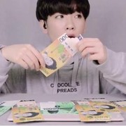 [FORUM] Viral! Vlogger Korea Mukbang Makan Uang Kertas, Kalian Sudah Tahu?