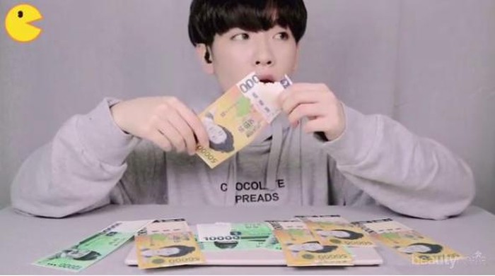 [FORUM] Viral! Vlogger Korea Mukbang Makan Uang Kertas, Kalian Sudah Tahu?