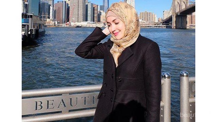 Meski Bukan Muslim, 4 Artis Ini Rela Berhijab Demi Peran! Gimana Menurutmu?