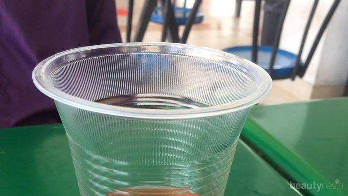 [FORUM] Girls, ngaku deh! Bertahun-tahun hidup baru tahu fungsi tutup gelas ternyata untuk ini!