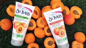 Kontroversi di Balik Bagusnya St Ives Apricot Scrub yang Fenomenal Itu
