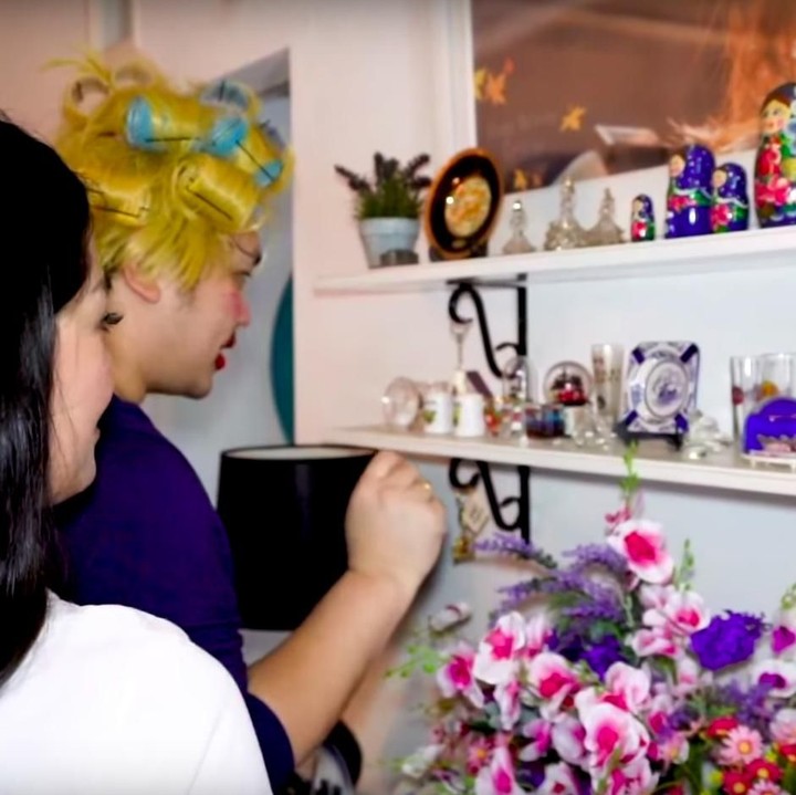 <p>Rumah yang ditempati Gracia ini banyak dipenuhi foto, lukisan, dan benda-benda koleksi sang ibu dari berbagai negara, Bun. (Foto: YouTube channel Adiez Gilang)</p>
