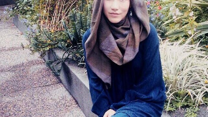 Simpel dan Minimalis, Ini Dia Style Hijab Desainer Keturunan Jepang yang Modis!