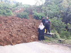 Tebing Longsor Tutup Jalur Garut-Bungbulang