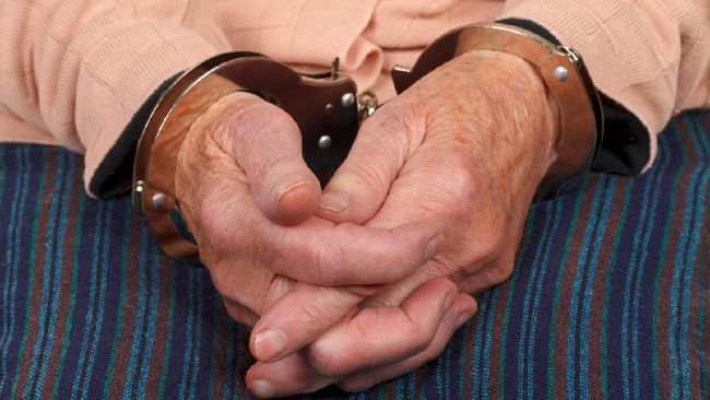 Apa yang Anda inginkan sebagai kado di hari ulang tahun Anda? Seorang nenek malah ingin masuk penjara di hari ulang tahunnya ke-100.