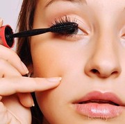 Biar Hasilnya Enggak Menggumpal, Ini Cara Tepat Menggunakan Mascara untuk Kamu Si Pemula