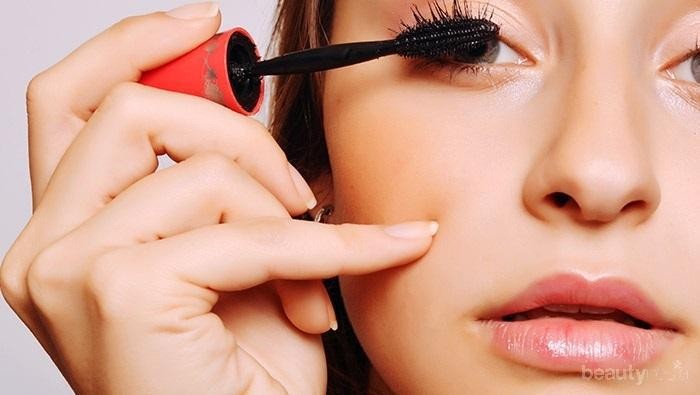 Biar Hasilnya Enggak Menggumpal, Ini Cara Tepat Menggunakan Mascara untuk Kamu Si Pemula