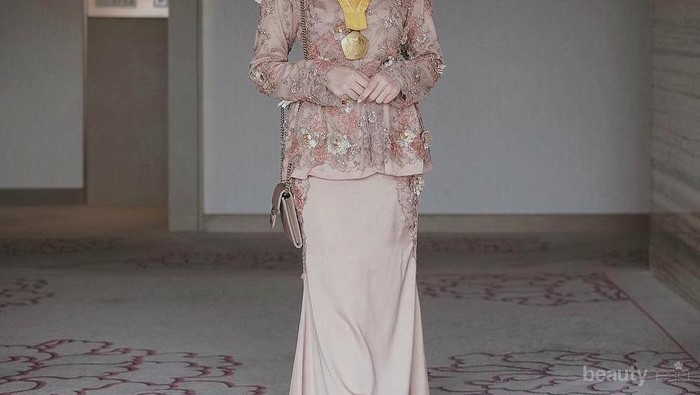 Lagi IN, Ini Pilihan Padu Padan Dress Kebaya Brokat dengan Hijab yang Siap Dipakai Ke Pesta