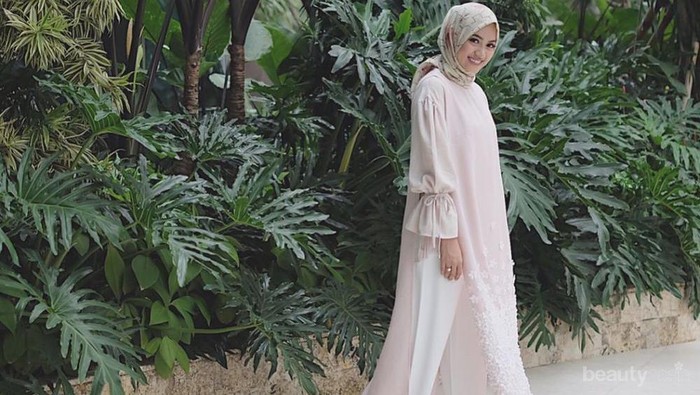 Berkelas Meski Kasual, Begini Gaya Ayudia Bing Slamet Saat Pakai Hijab Warna Pastel
