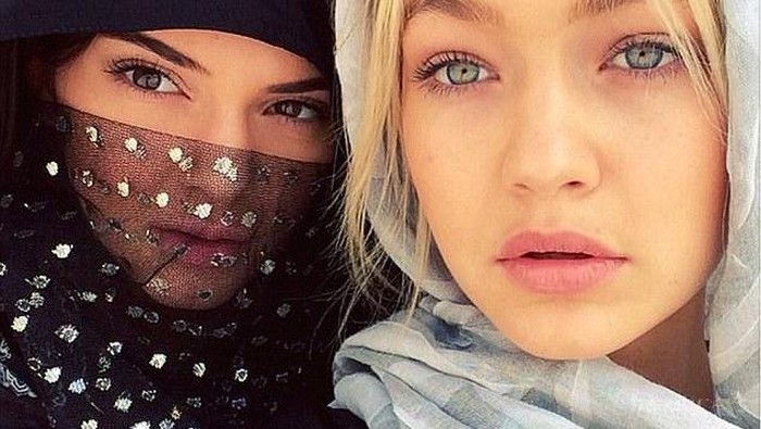 Ladies, Inilah 5 Artis Hollywood yang Pernah Tertangkap Kamera Saat Berhijab!